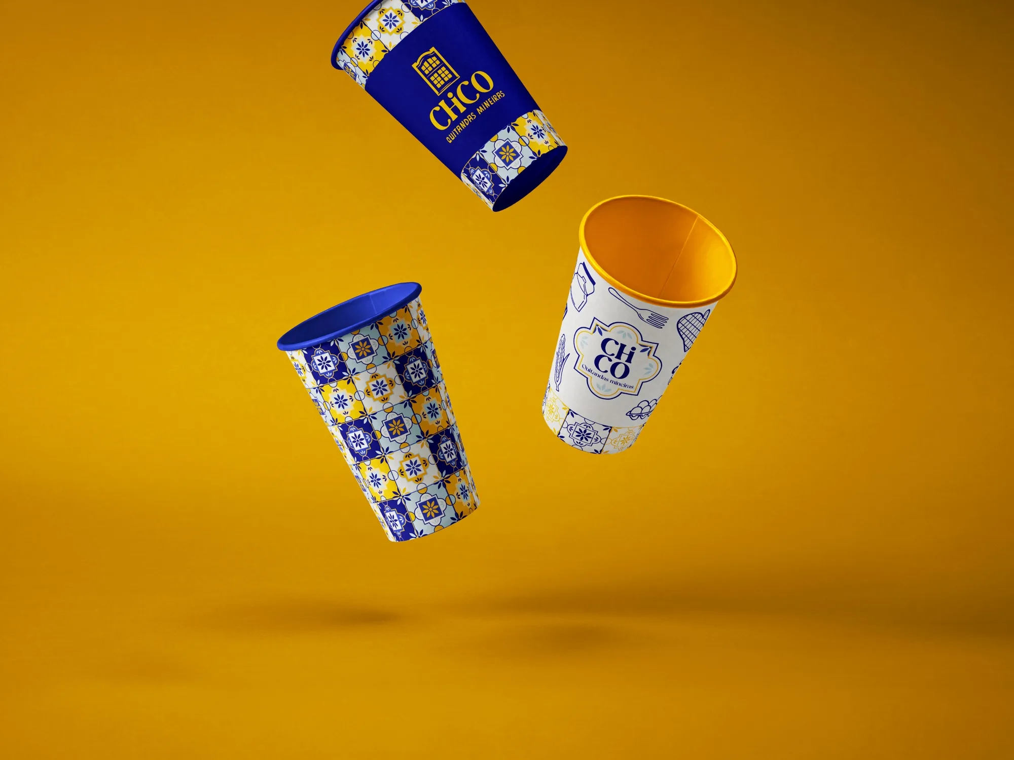 Copos personalizados da Chico Quitandas Mineiras com estampa de azulejos, em fundo amarelo