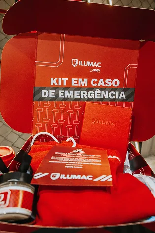 Kit em caso de emergência aberto, com caderno, camiseta dobrada, potes e cartão de instruções em vermelho
