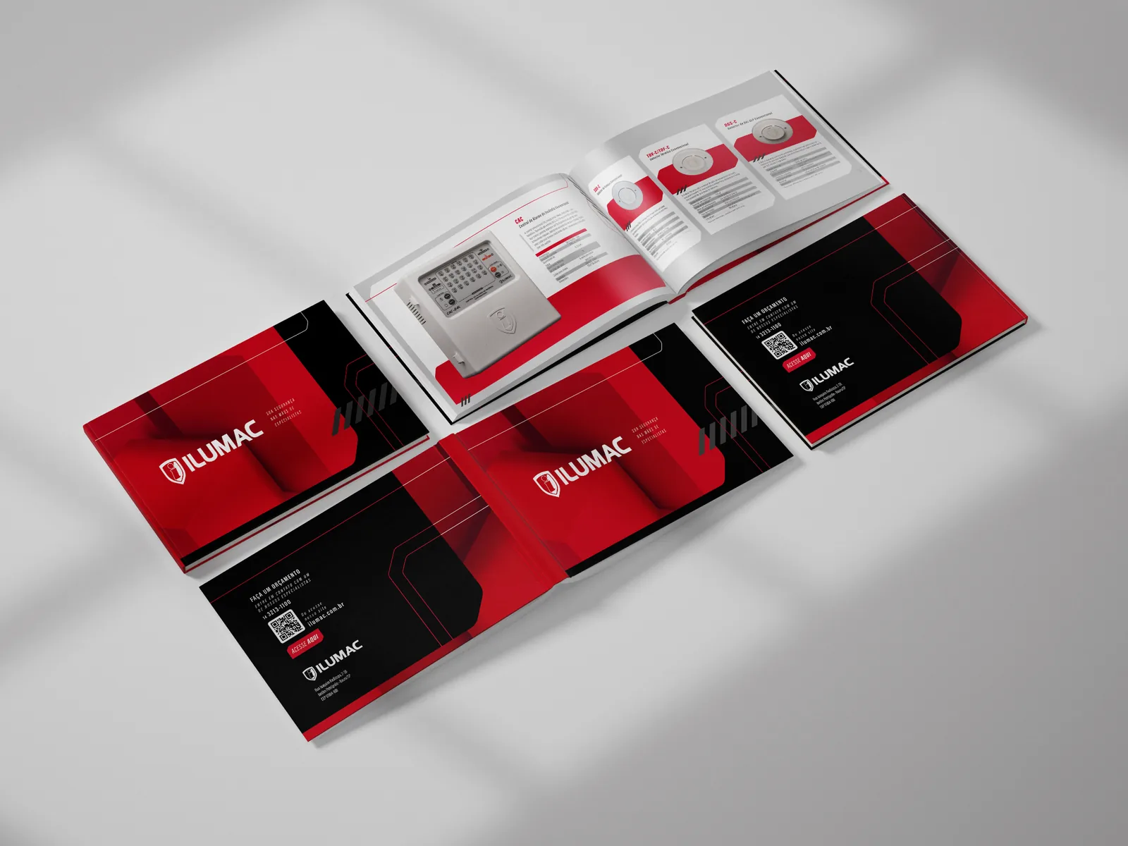 Mockup do catálogo ILUMAC: capa fechada em vermelho e preto, exemplar aberto numa página de ficha técnica e contracapa com QR code
