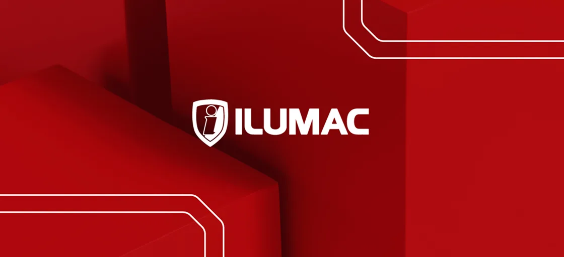 Faixa vermelha com o logotipo ILUMAC em branco ao centro, sobre blocos geométricos em relevo e linhas de contorno finas