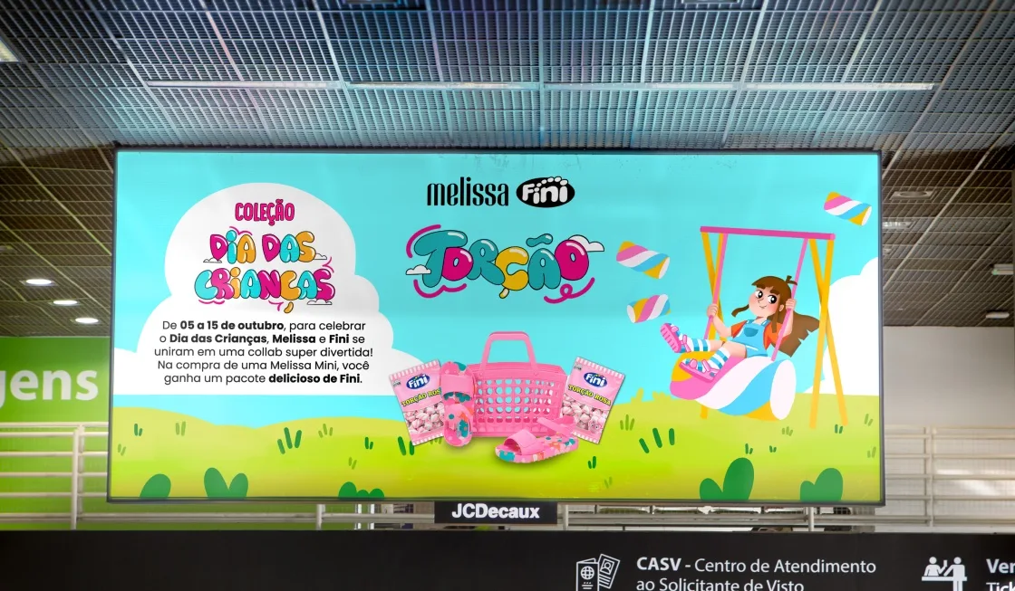 O banner Torção num painel digital do aeroporto de Brasília, sobre a área de passagens
