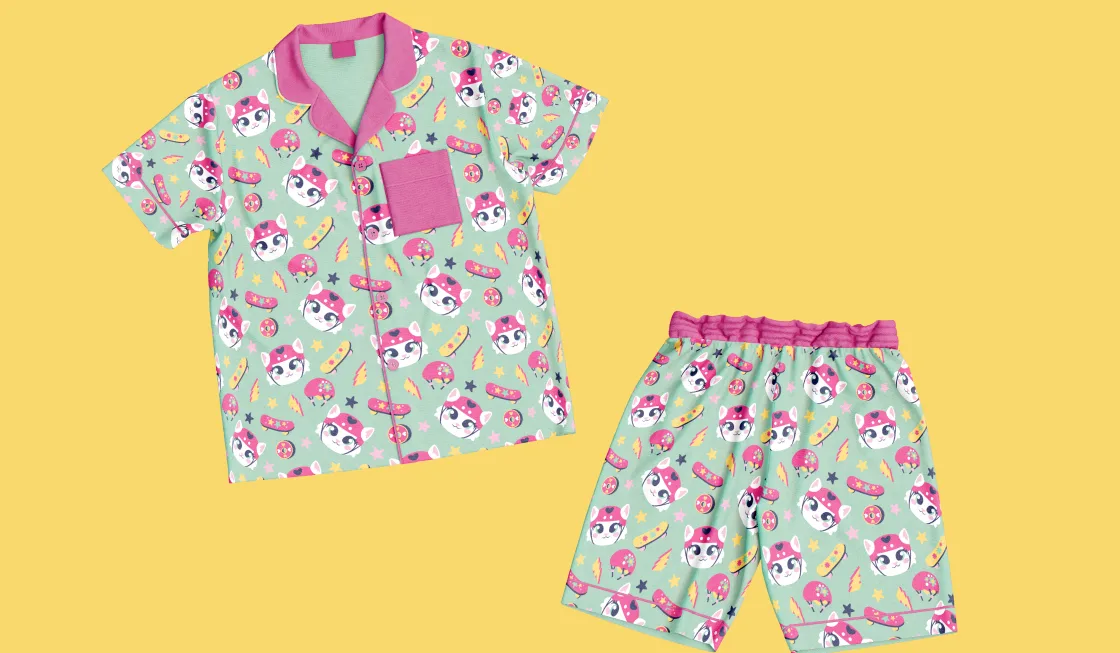 Conjunto de pijama de manga curta e shorts com a estampa corrida da gatinha skatista, sobre fundo amarelo