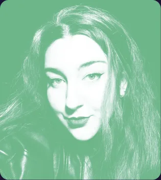 Retrato de Bárbara Beline em duotone verde