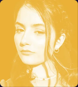 Retrato de Letícia Garcia Ribeiro em duotone amarelo