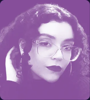 Retrato de Luísa Campos Fornazeiro em duotone roxo