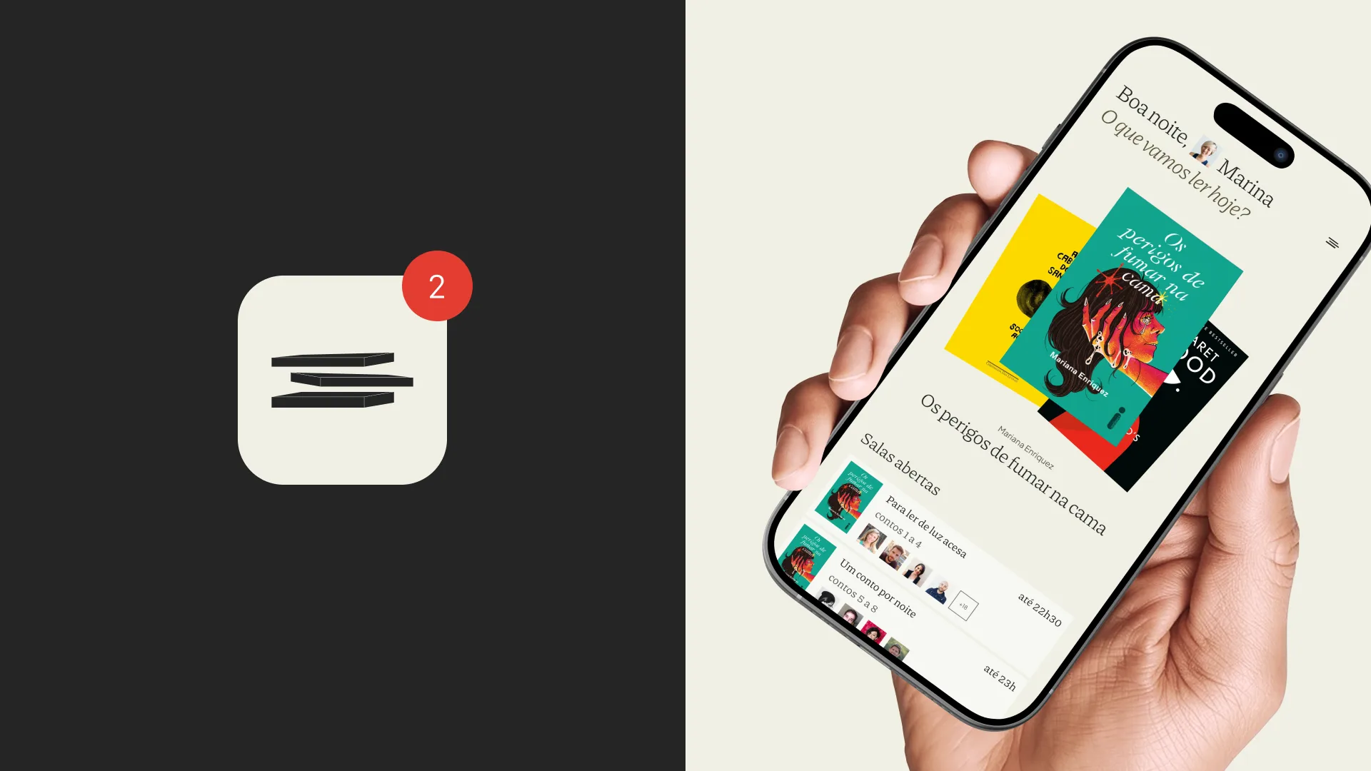 À esquerda, o ícone do app sobre fundo escuro: quadrado bege de cantos arredondados com os três livros empilhados e um balão vermelho de notificação marcando 2. À direita, uma mão segurando o celular com a home aberta na saudação “Boa noite, Marina. O que vamos ler hoje?”